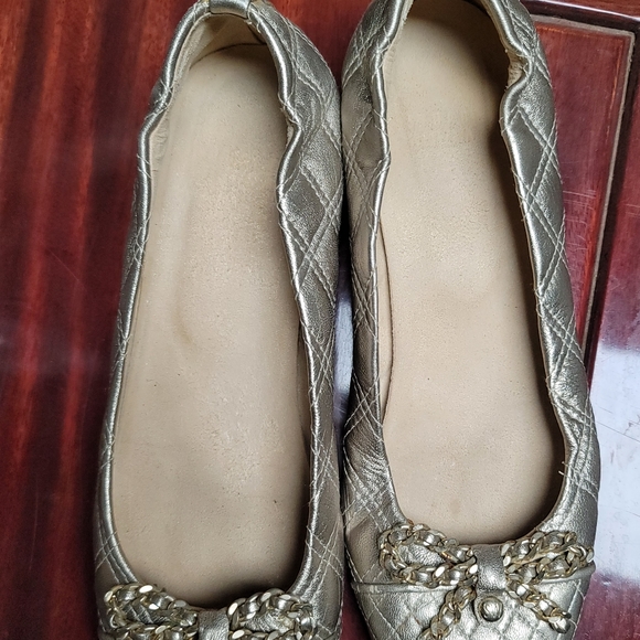 Stuart Weitzman Size 8 Quilted Leather Silver Chain Bow Flat Heels - Picture 6 of 7